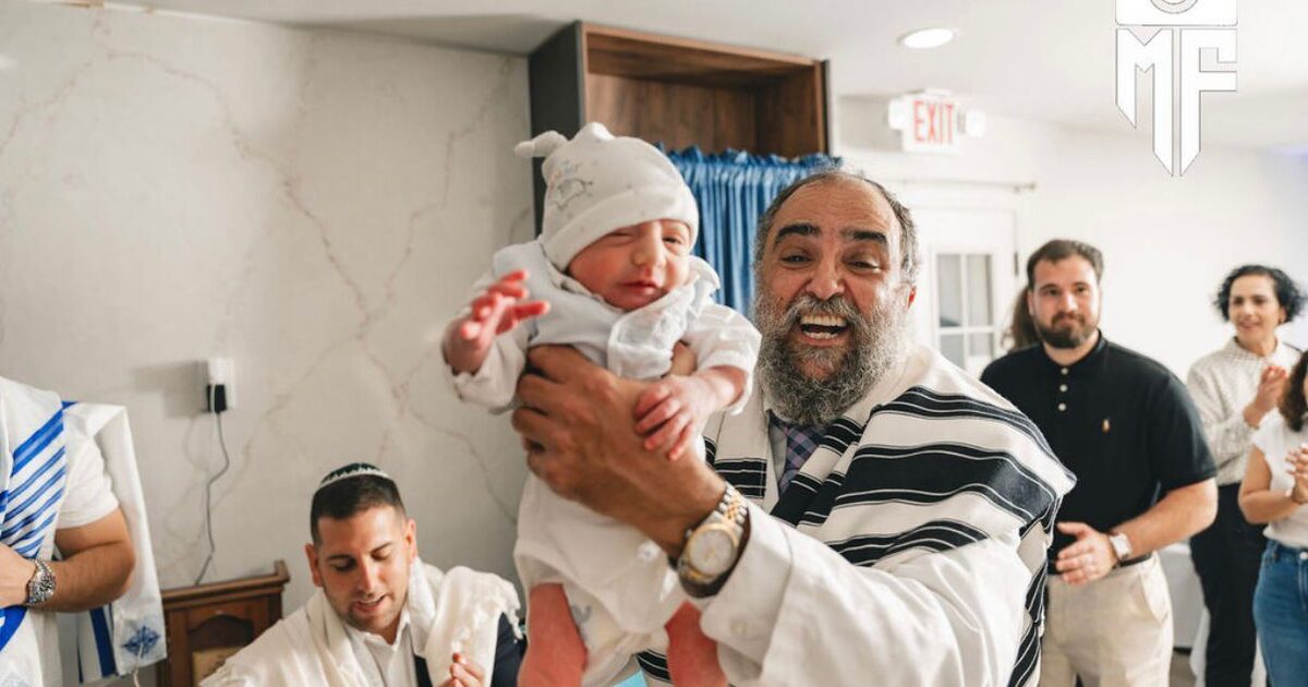Rabbi Yossi Srugo performing a warm Bris ceremony in Hollywood, FL